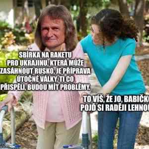 Babicka mluvi z cesty
